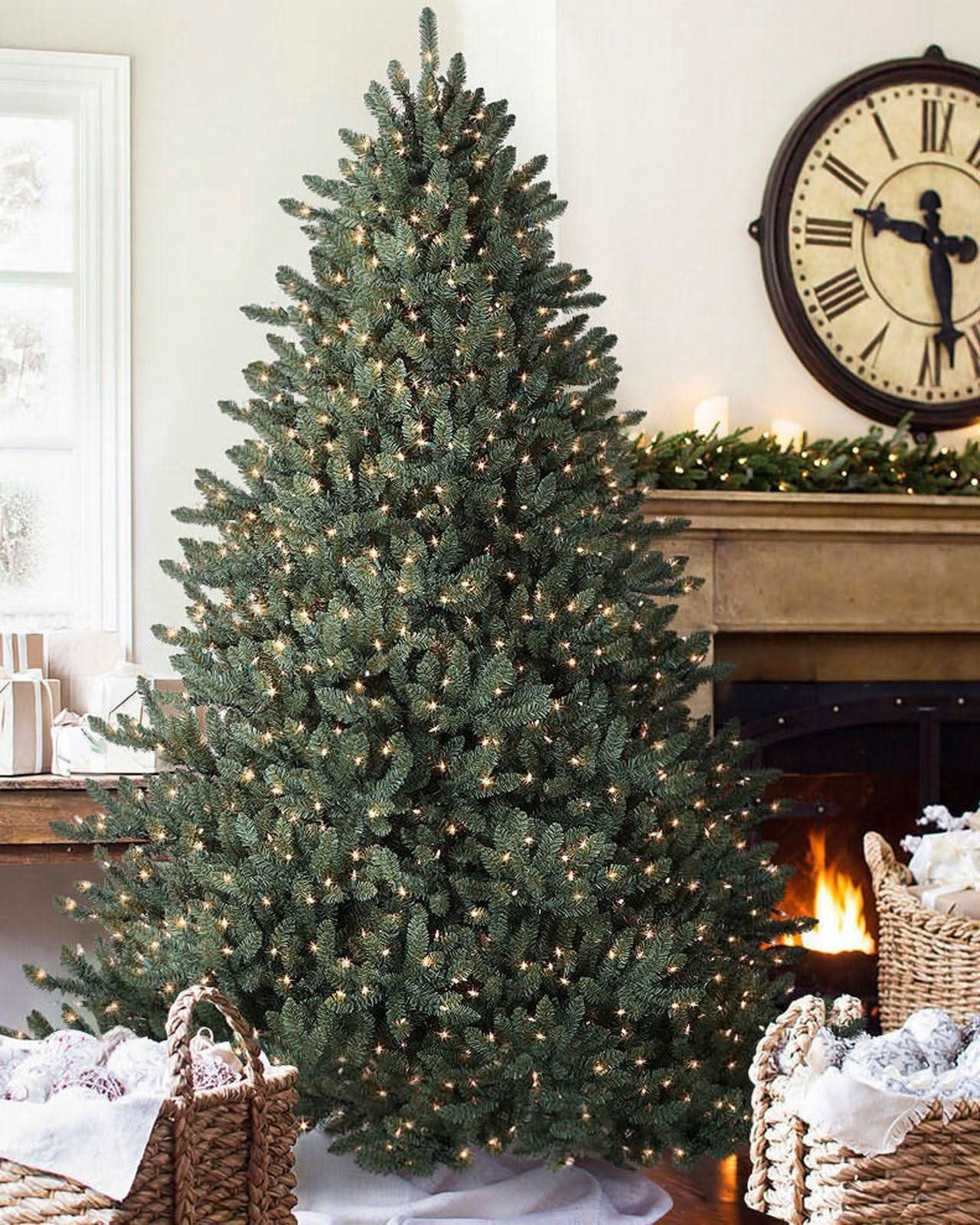 Árvore de Natal Classic com Galhos Articulados, Suporte Metálico e Micro Leds Embutidos TVN02