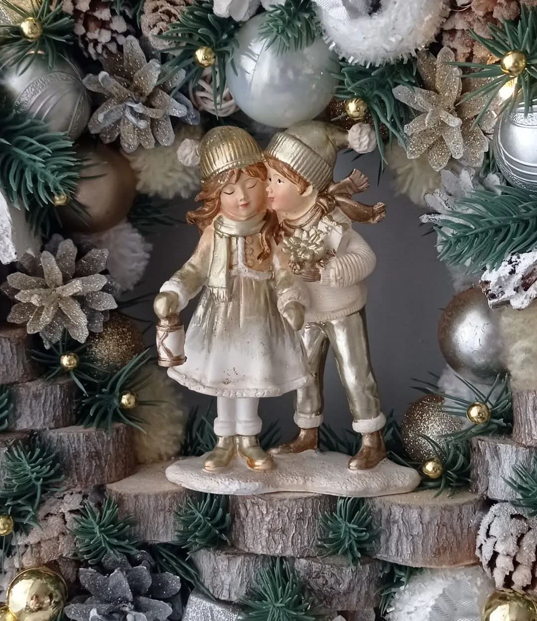 Guirlanda Natalina com Casal de Crianças e Detalhes Prateados TVN59