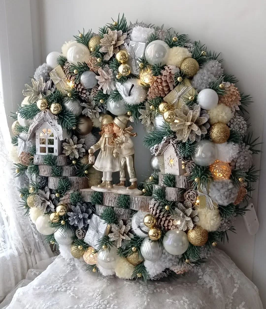 Guirlanda Natalina com Casal de Crianças e Detalhes Prateados TVN59