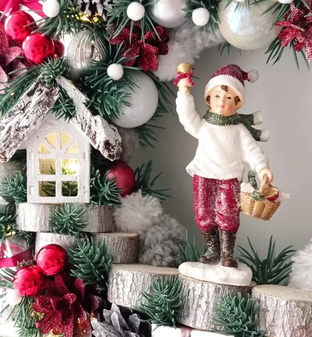 Guirlanda Natalina com Menino e Detalhes Vermelhos TVN60