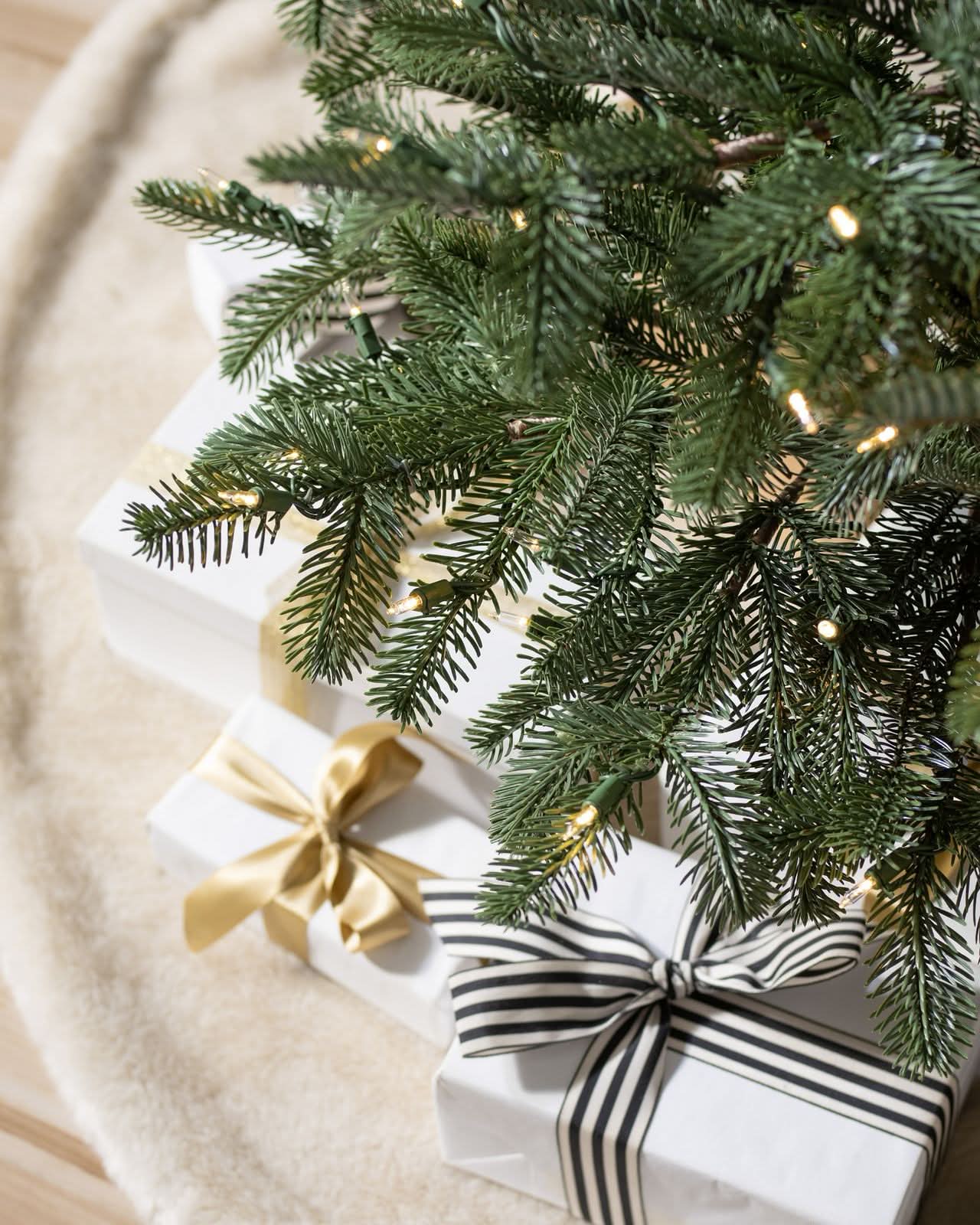 Árvore de Natal European Fir 1,80 m com Galhos Articulados e Leds TVN03